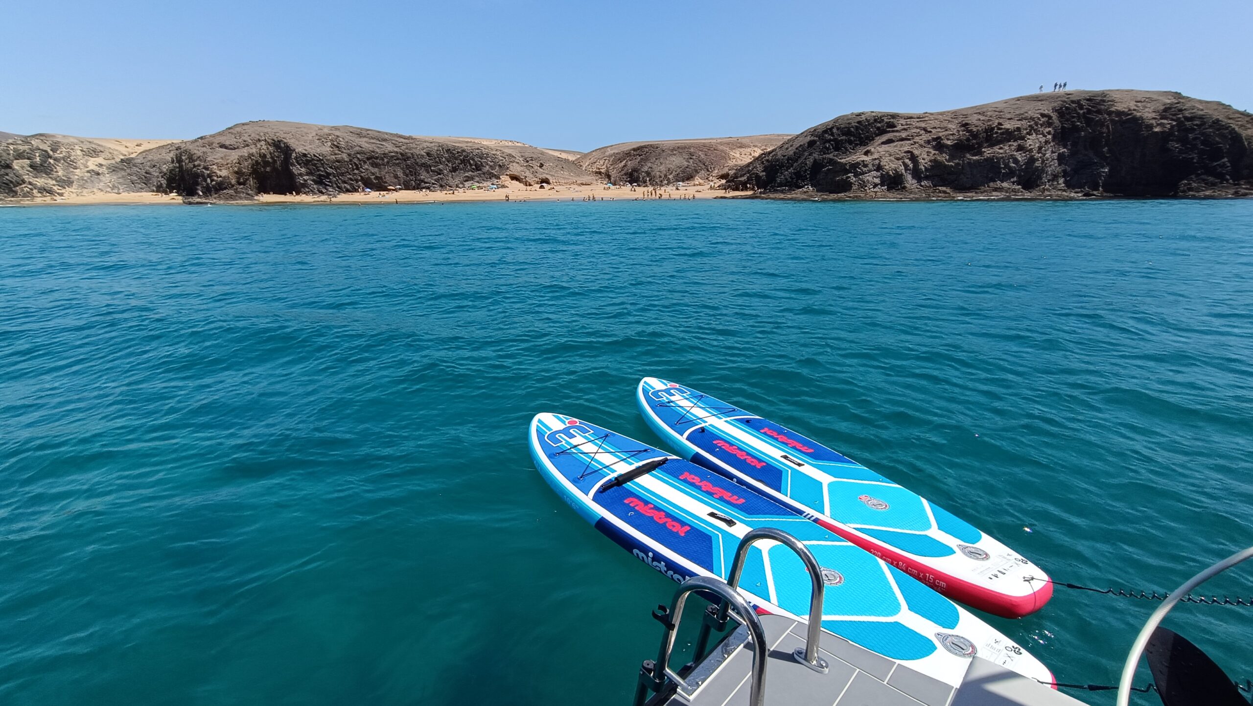 Calas de Papagayo con aguas turquesa vistas desde nuestro barco privado ARUAL.